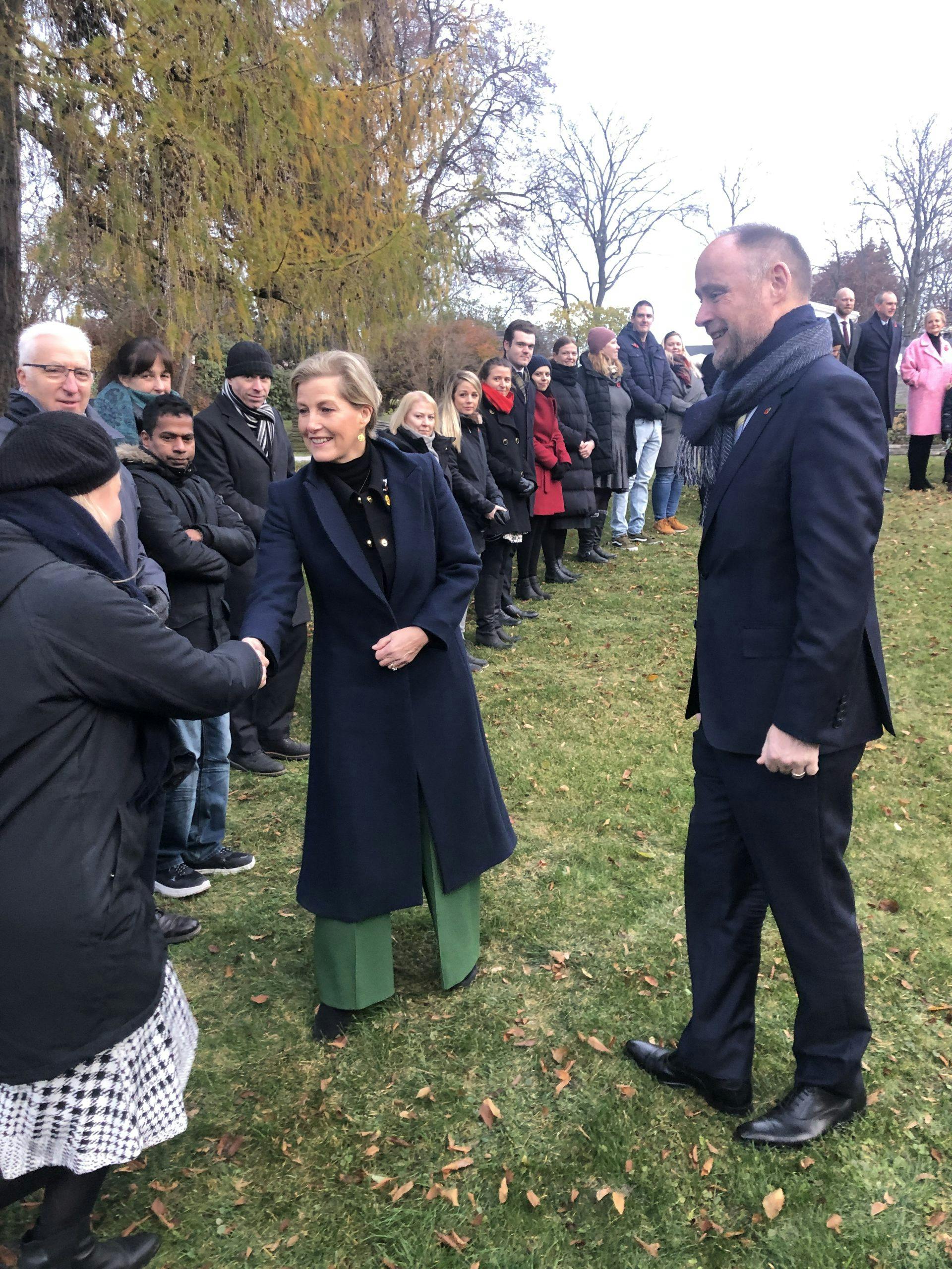 img 6513 grevinne Sophie håndhilser på de ansatte ved Den britiske ambassaden under Oslo-besøket.